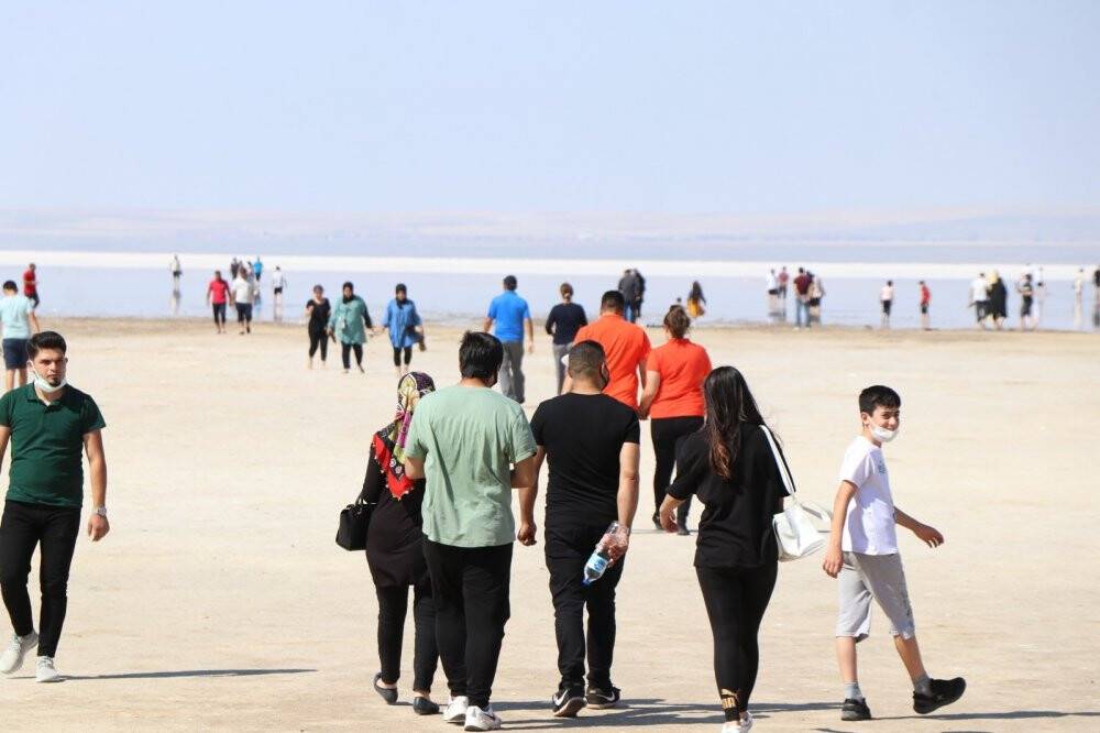 Tuz Gölü’nde yürüme turizmi bayramda da sahillerdeki yoğunluğu aratmadı