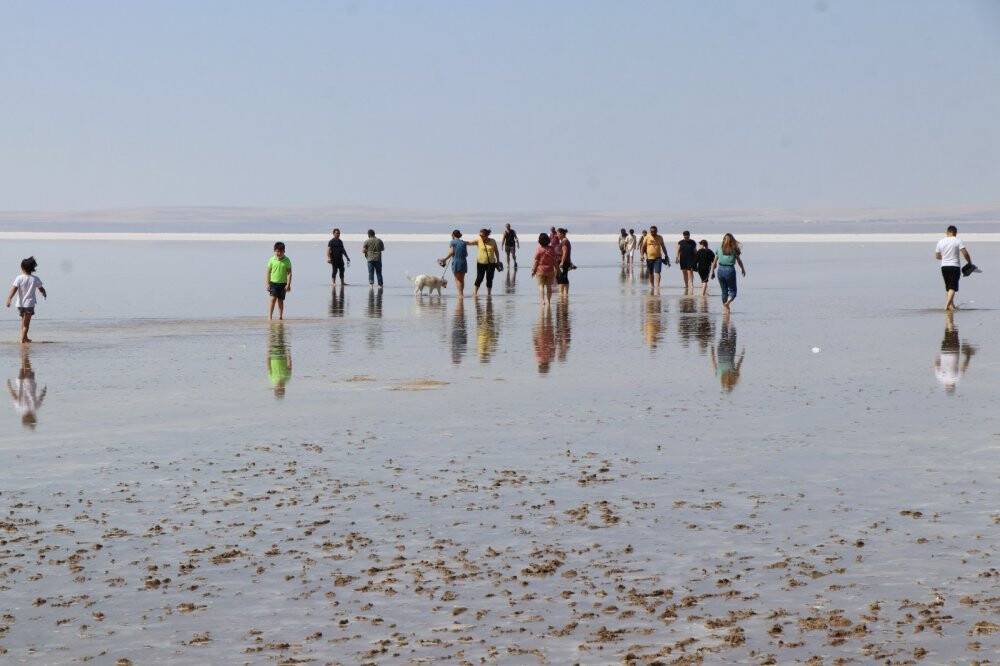 Tuz Gölü’nde yürüme turizmi bayramda da sahillerdeki yoğunluğu aratmadı
