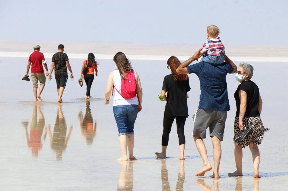 Tuz Gölü’nde yürüme turizmi bayramda da sahillerdeki yoğunluğu aratmadı