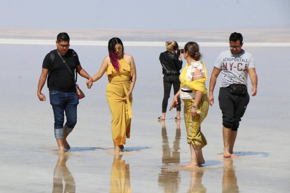 Tuz Gölü’nde yürüme turizmi bayramda da sahillerdeki yoğunluğu aratmadı