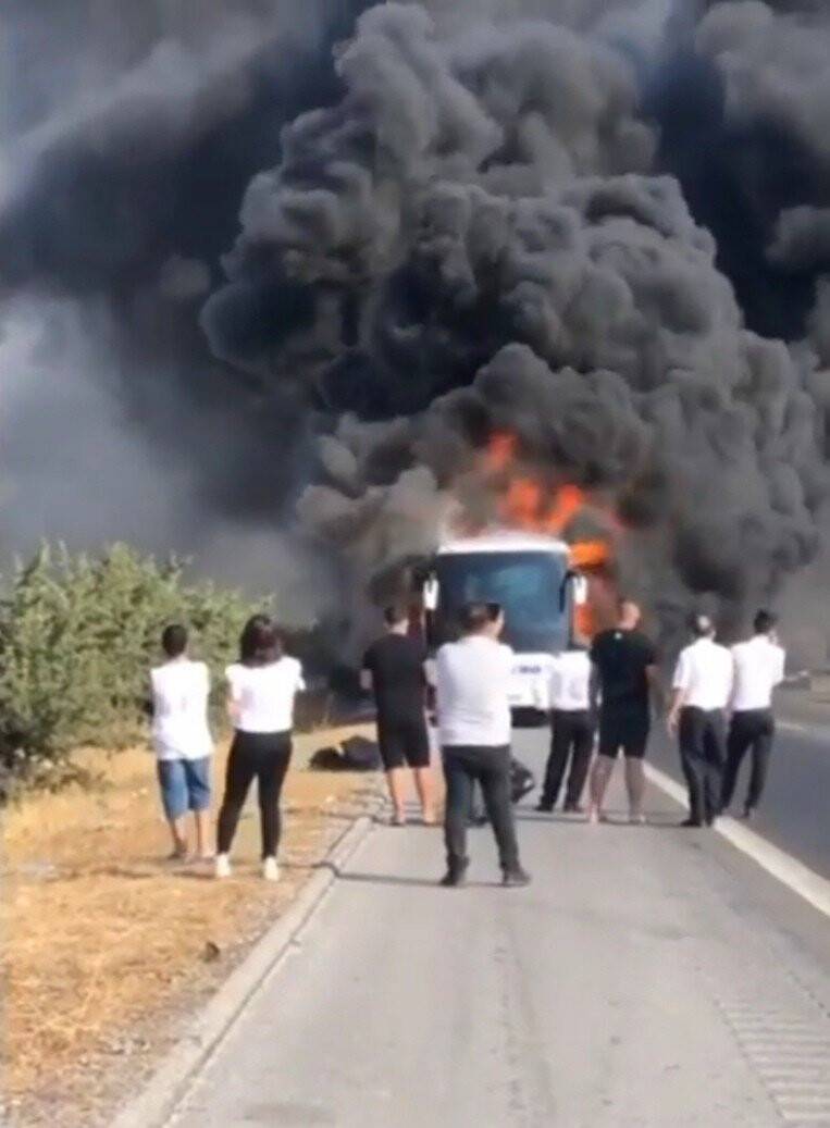 Yolcu otobüsü alev alev yandı