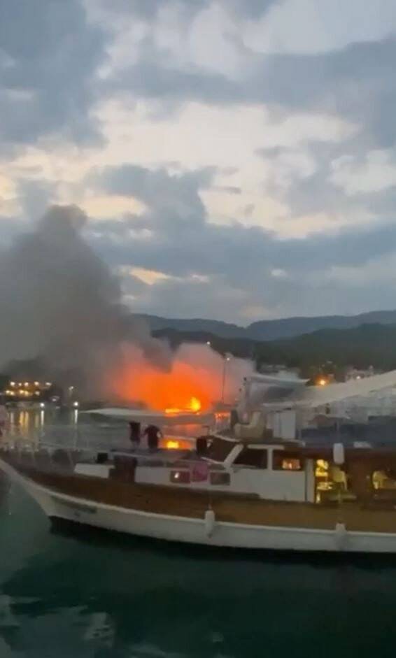 Antalya’da 17 metrelik tur teknesi alev alev yandı