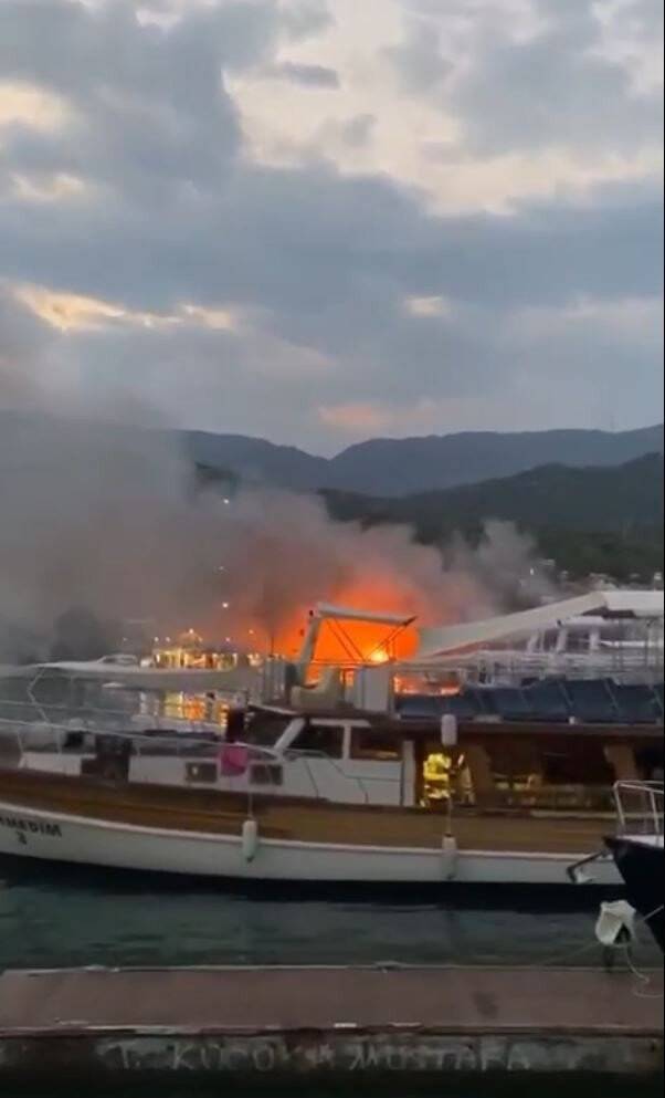 Antalya’da 17 metrelik tur teknesi alev alev yandı