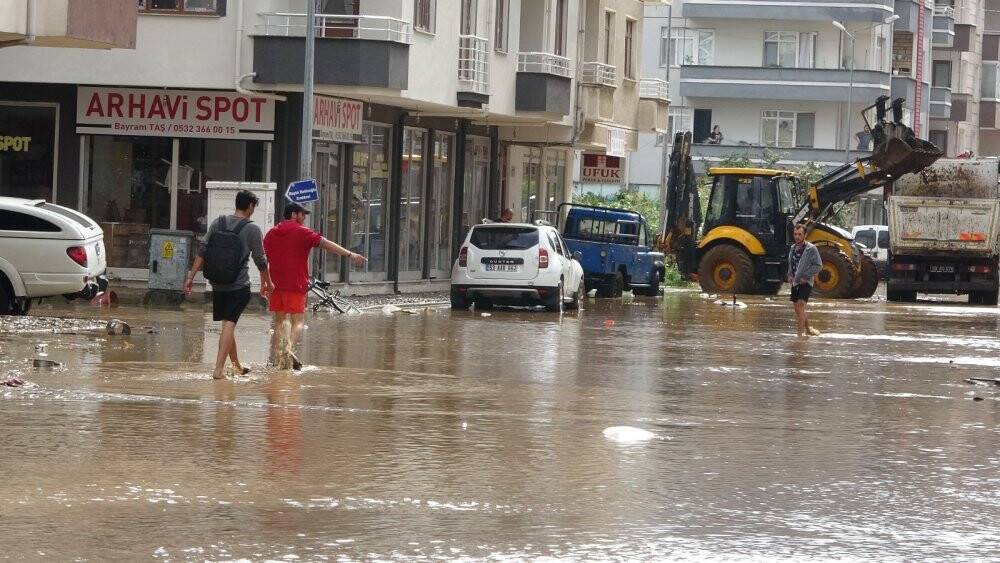 Arhavi’de sular çekilmeye başlayınca bilançonun büyüklüğü ortaya çıkmaya başladı