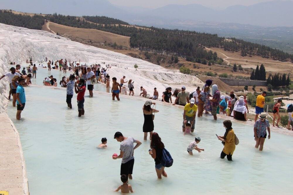Beyaz cennet bayramda hınca hınç dolu