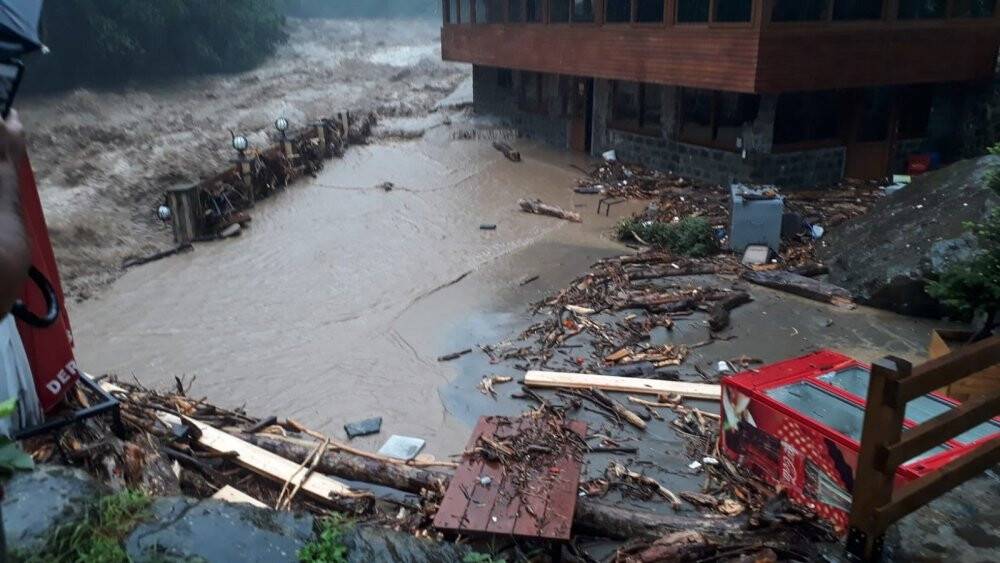Rize’de şiddetli sağanak yağış etkili oldu