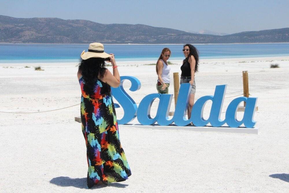Salda Gölü bayram tatilinin gözdesi oldu