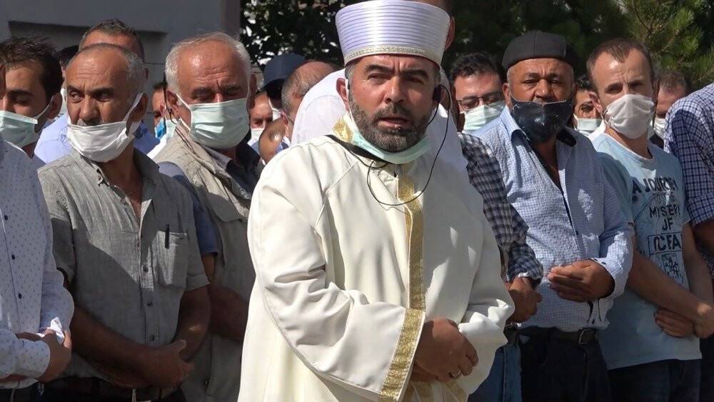 Trafik kazasında bir aile hayatını kaybetti: Öğretmen çift ve iki çocuğu toprağa verildi