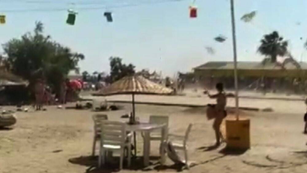 Turistik beldede oluşan hortum sahili birbirine kattı, 3 kişi yaralandı