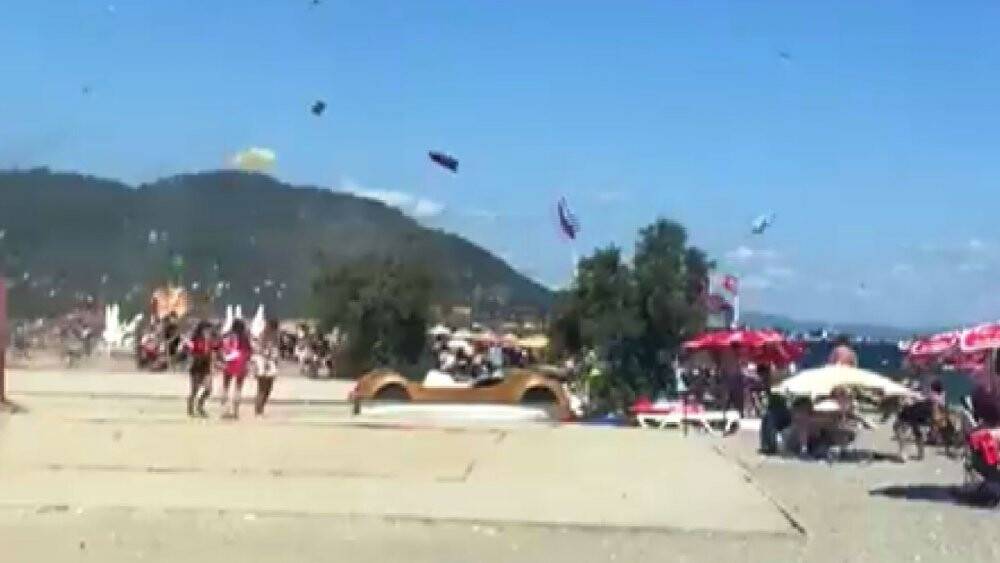 Turistik beldede oluşan hortum sahili birbirine kattı, 3 kişi yaralandı