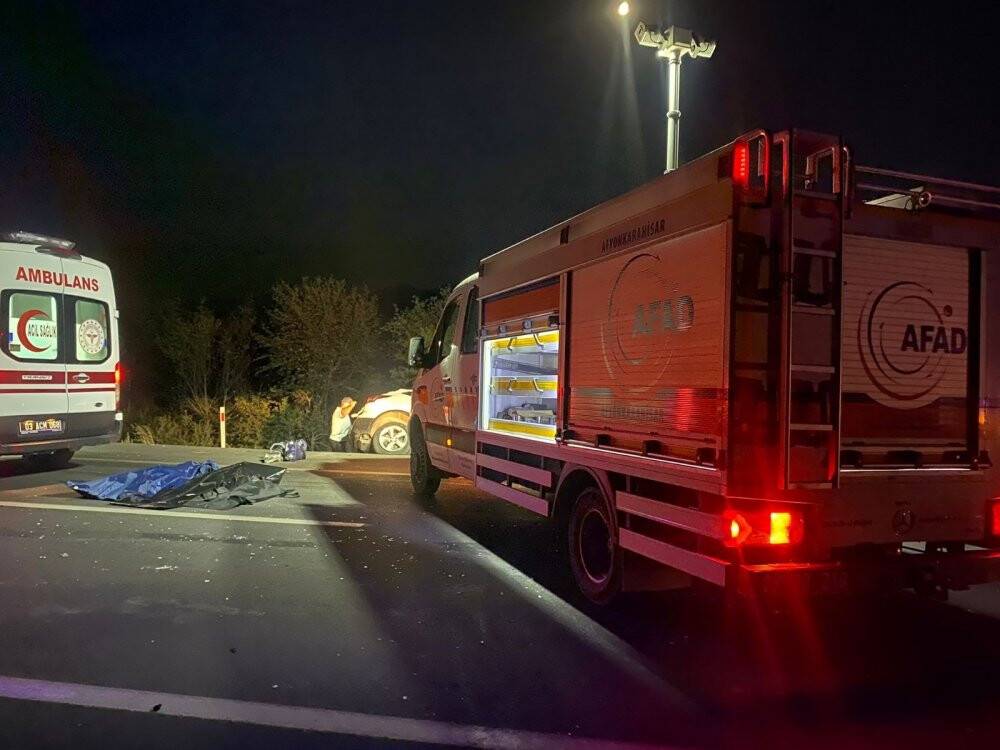 Zincirleme trafik kazasında aynı aileden 4 kişi hayatını kaybetti