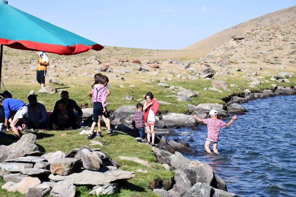Doğal göl, doğaseverlerin akınına uğradı