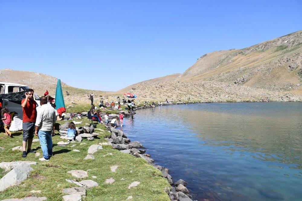 Doğal göl, doğaseverlerin akınına uğradı
