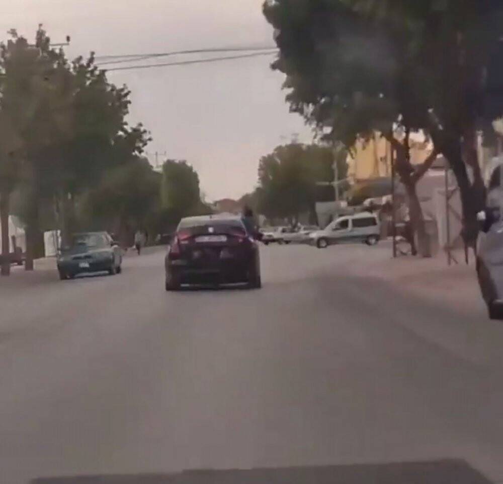 Otomobilin bagajındaki çocukların tehlikeli yolculuğu kamerada