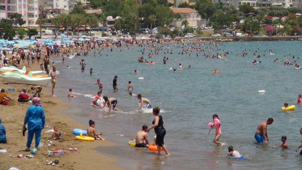 Plajlarda adım atacak yer kalmadı