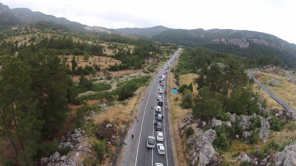 Eve dönen tatilciler yolun tek şeridinde uzun kuyruklar oluşturdu