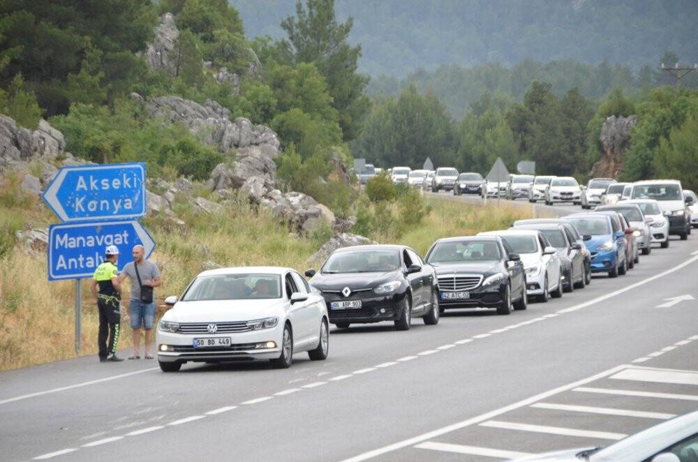 Eve dönen tatilciler yolun tek şeridinde uzun kuyruklar oluşturdu