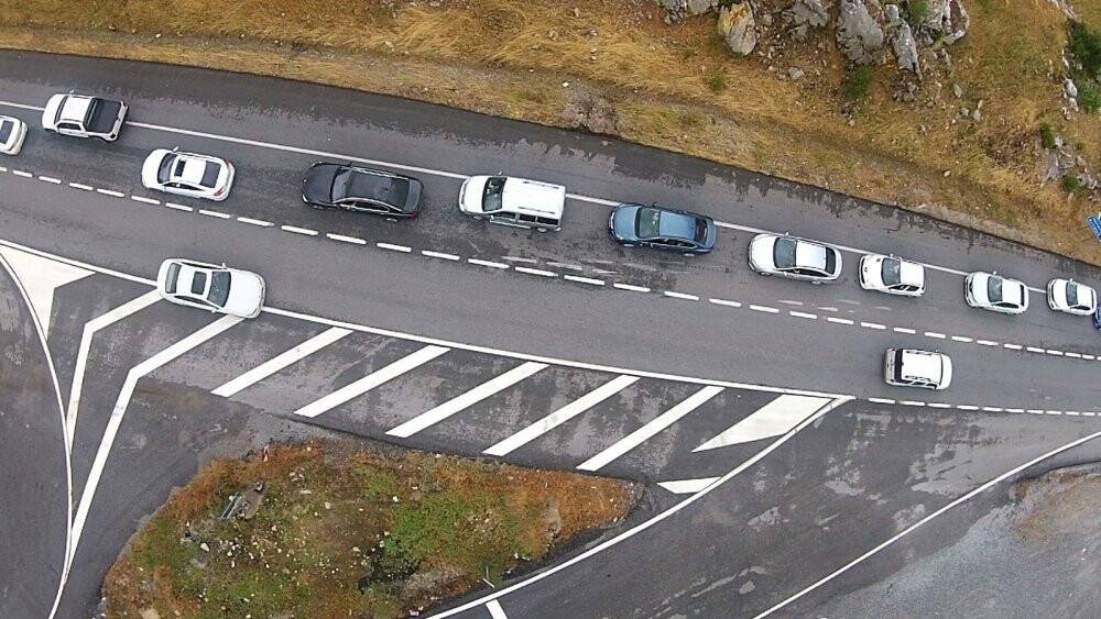 Eve dönen tatilciler yolun tek şeridinde uzun kuyruklar oluşturdu