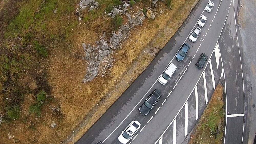 Eve dönen tatilciler yolun tek şeridinde uzun kuyruklar oluşturdu