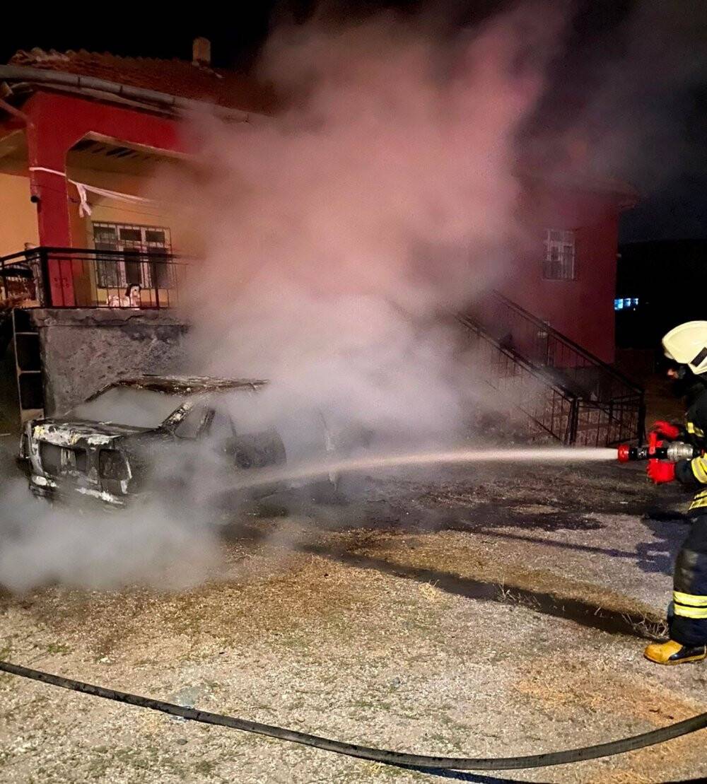 Konya'da park halindeki otomobil yanarak kullanılamaz hale geldi