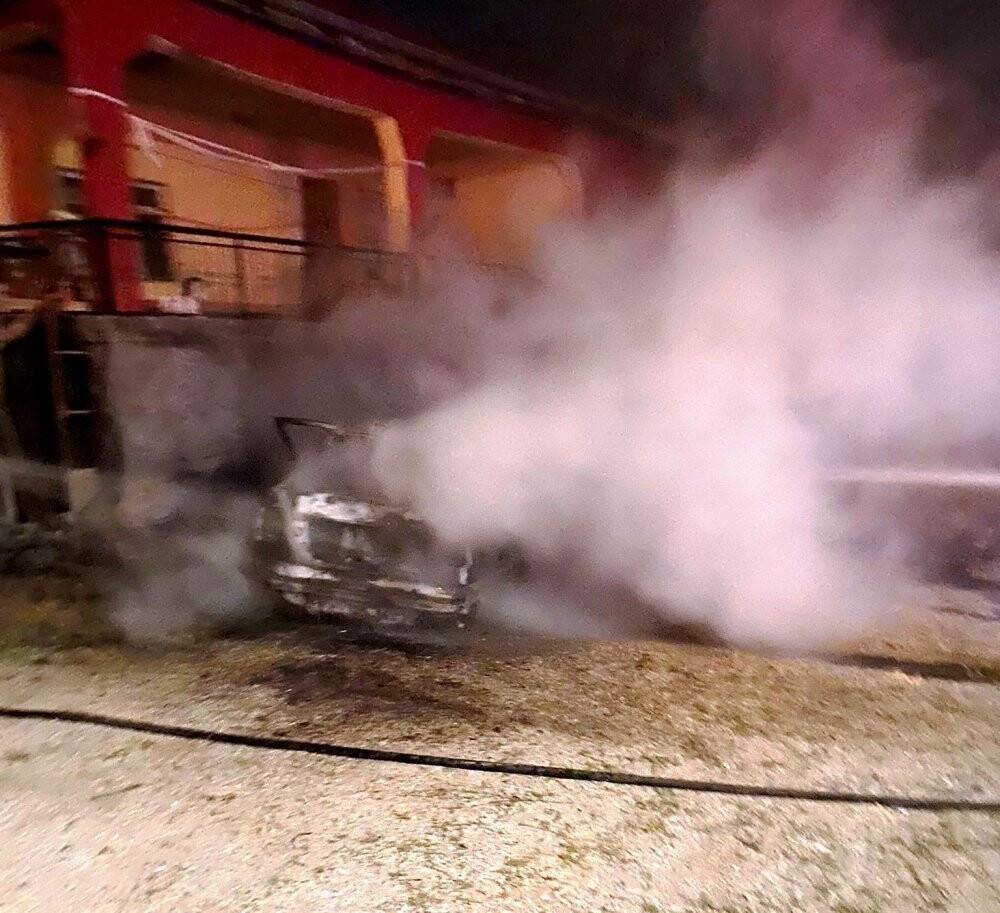 Konya'da park halindeki otomobil yanarak kullanılamaz hale geldi