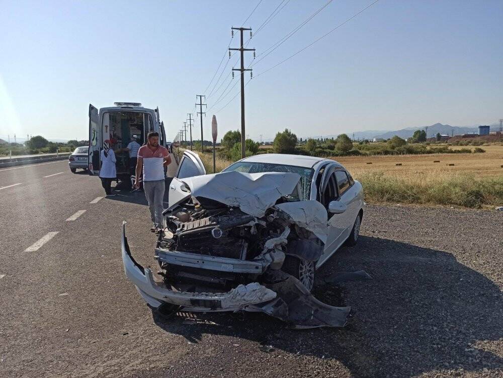 Konya'da tarım işçilerini taşıyan minibüsle otomobil çarpıştı: 6 yaralı