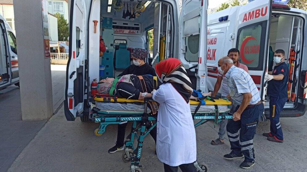 Konya'da tarım işçilerini taşıyan minibüsle otomobil çarpıştı: 6 yaralı