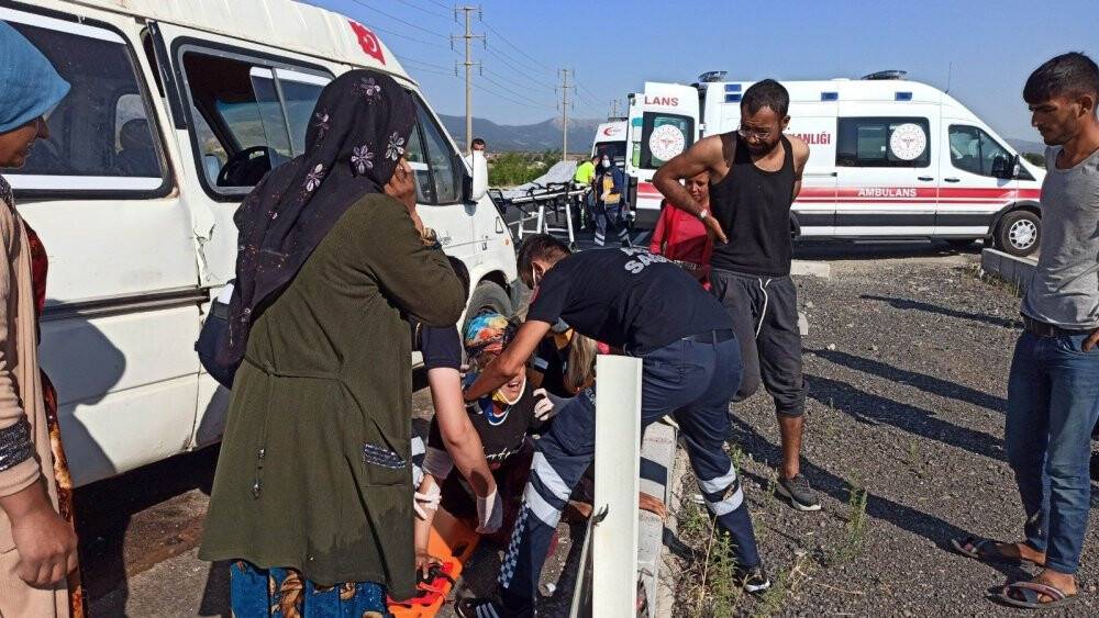 Konya'da tarım işçilerini taşıyan minibüsle otomobil çarpıştı: 6 yaralı