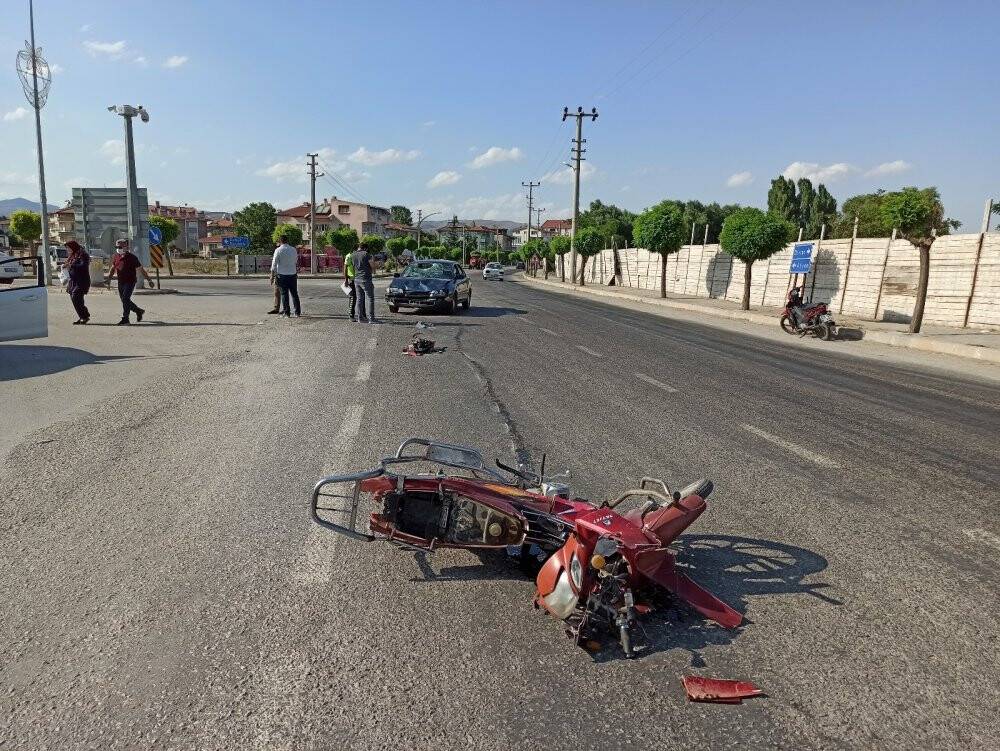 Otomobil ile motosiklet çarpıştı, 1 kişi yaralandı