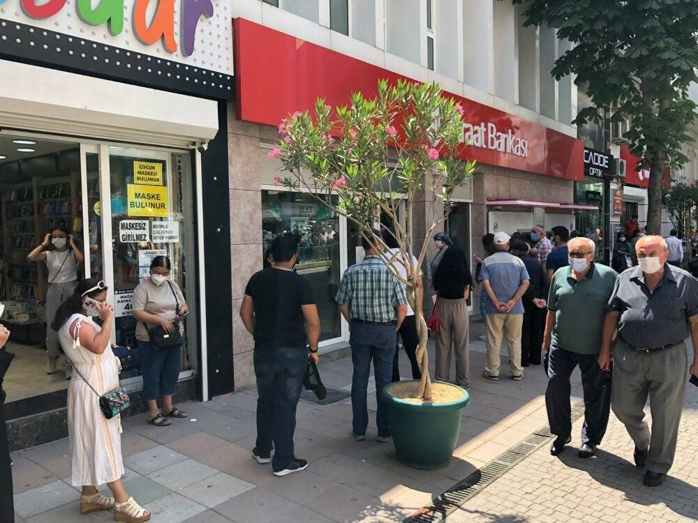 Bankalarda tatil dönüşü yoğunluğu yaşanıyor