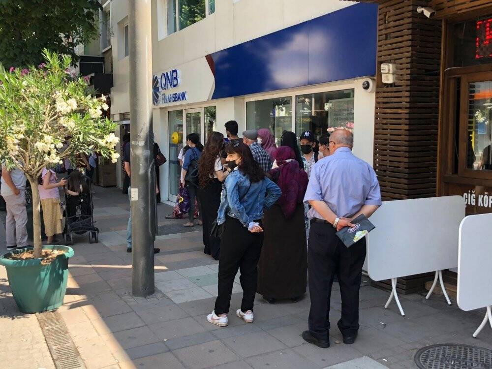 Bankalarda tatil dönüşü yoğunluğu yaşanıyor