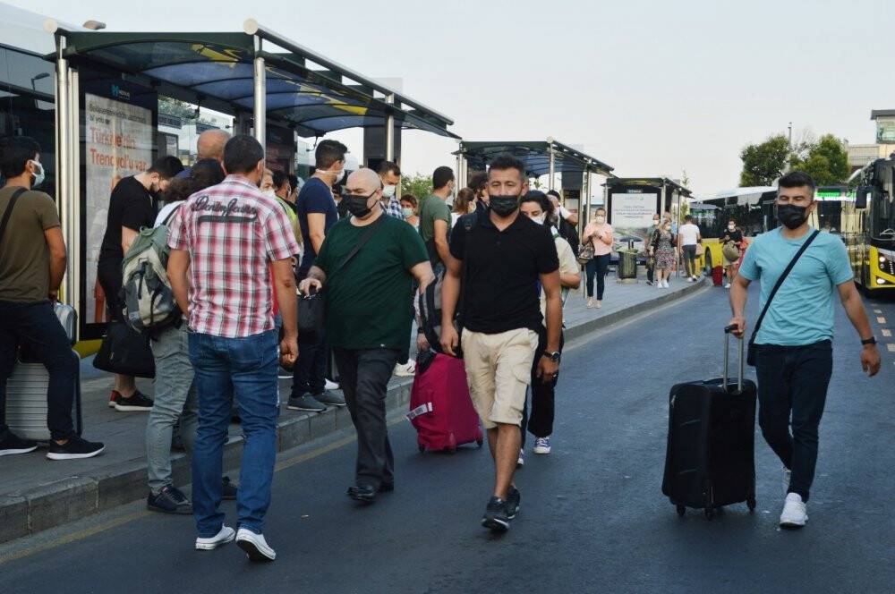 Bayram bitti mesai başladı, Megakent trafikle güne uyandı
