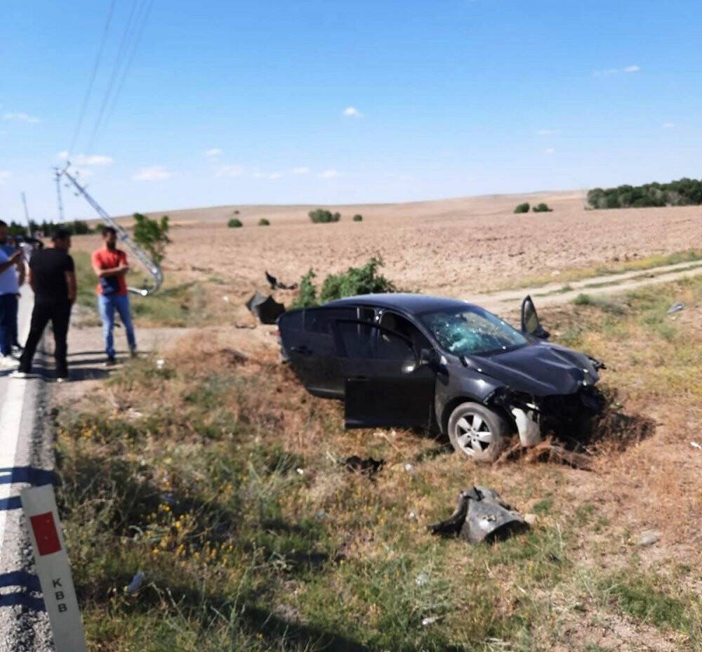 Otomobil elektrik direğine çarptı: 2 yaralı