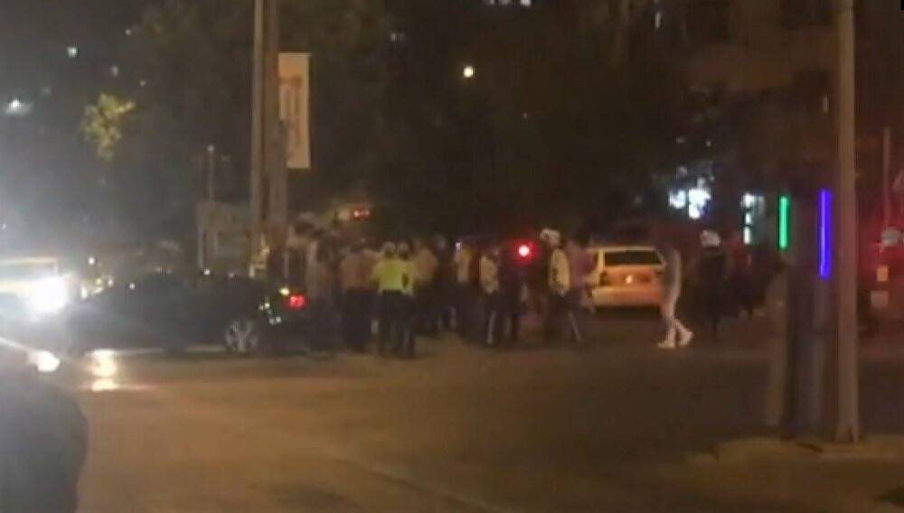 Kaçan sürücü polis memurunu aracın kaputunda böyle sürükledi