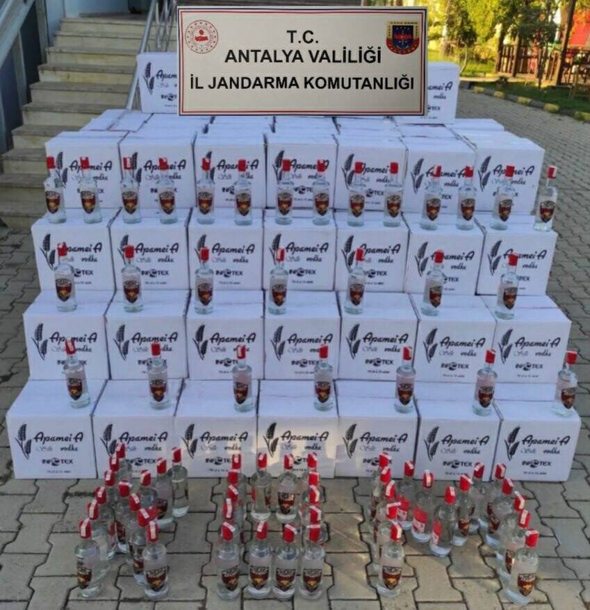 Otel deposunda bin 800 litre kaçak içki ele geçirildi