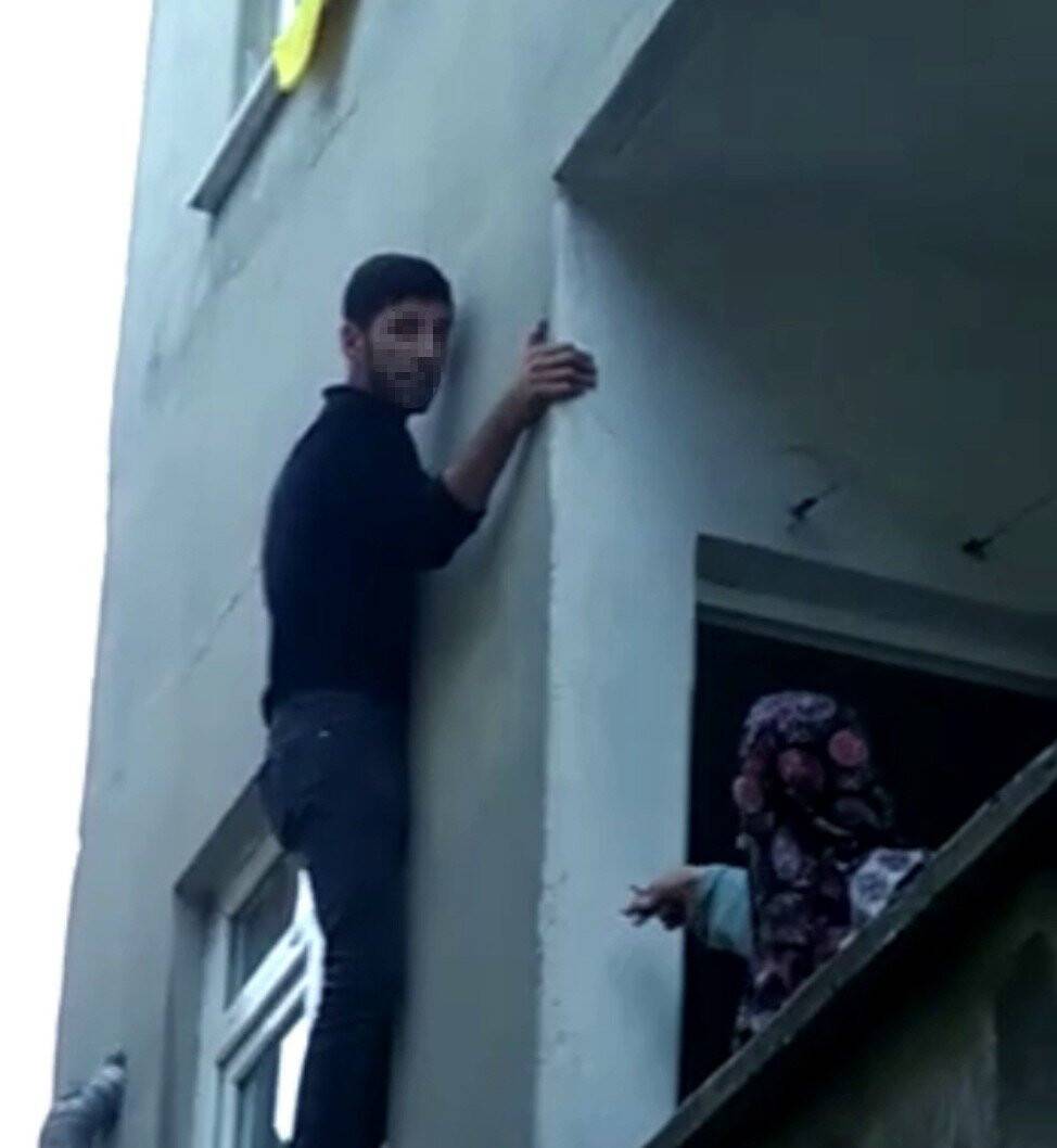 Pencerede mahsur kalan hırsız ev sahibine yalvardı