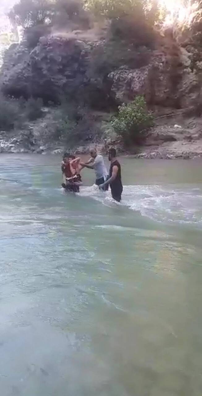 Piknik yaparken sular yükseldi, vatandaşlar mahsur kaldı