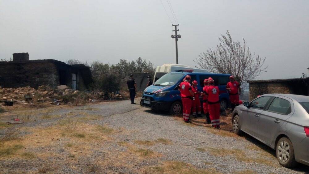 Alevlere evlerinde yakalandılar: 2 ölü