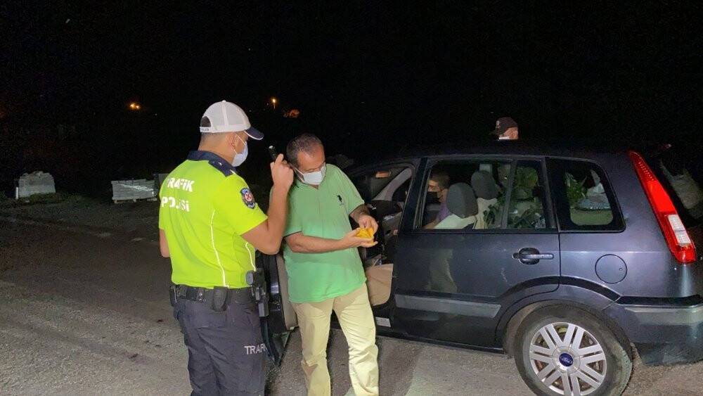 Kilometrelerce araç kullanan sürücüleri polis dinlendirdi