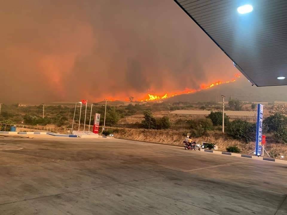 Mersin’in 2 ilçesindeki yangınlar sürüyor