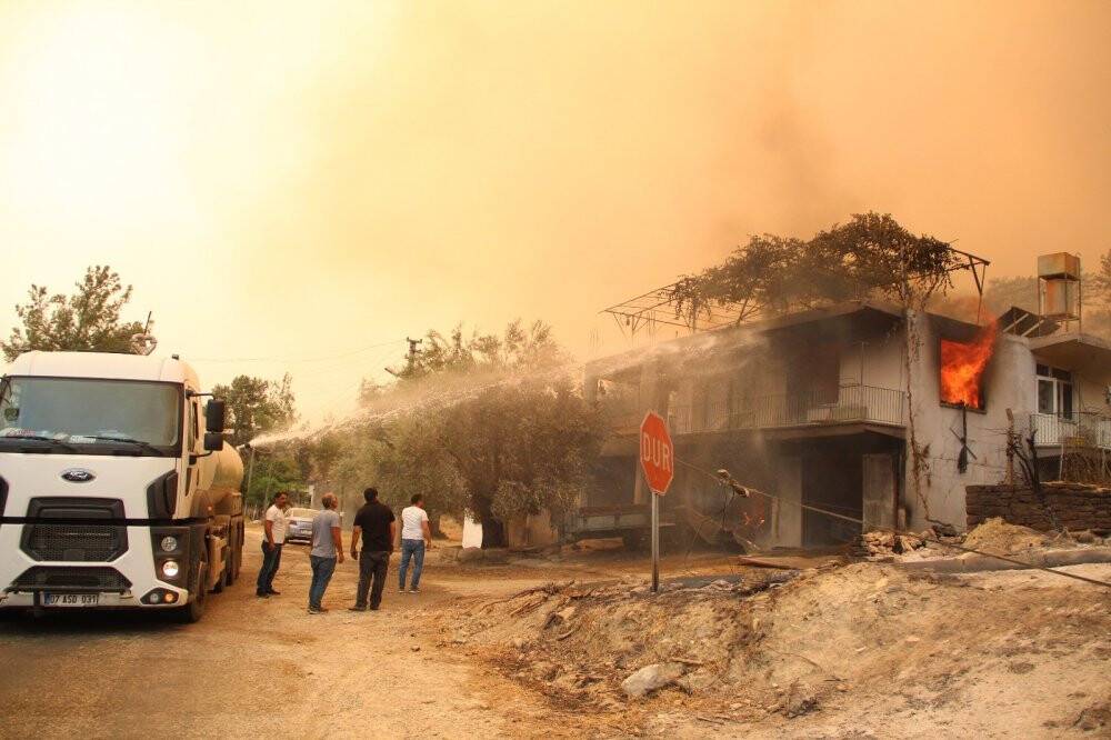 Yanan ahırlardan hayvanlarını traktörlerle taşıdılar