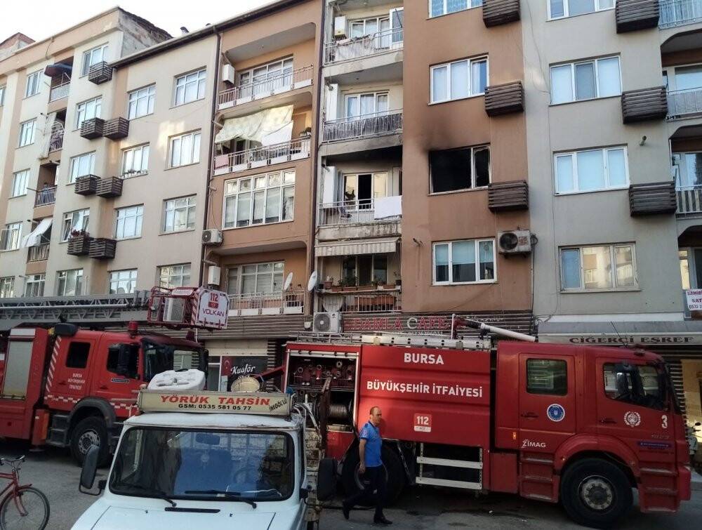 Yaktığı evini bankta oturup izledi