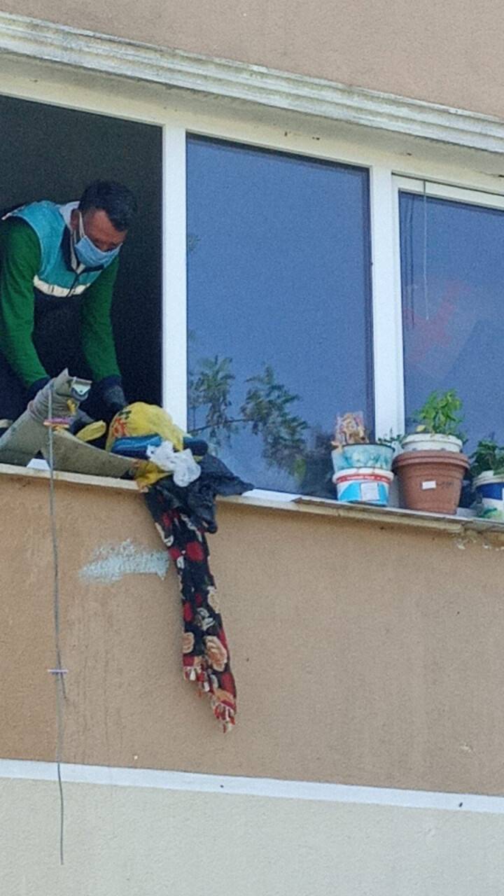 60 yaşındaki kadının evinden 4 kamyon çöp çıktı