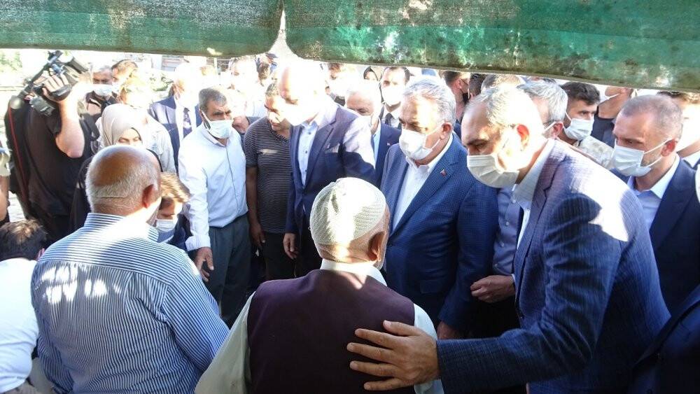 Adalet Bakanı Gül ve Kurtulmuş’tan katledilen ailenin yakınlarına taziye ziyareti