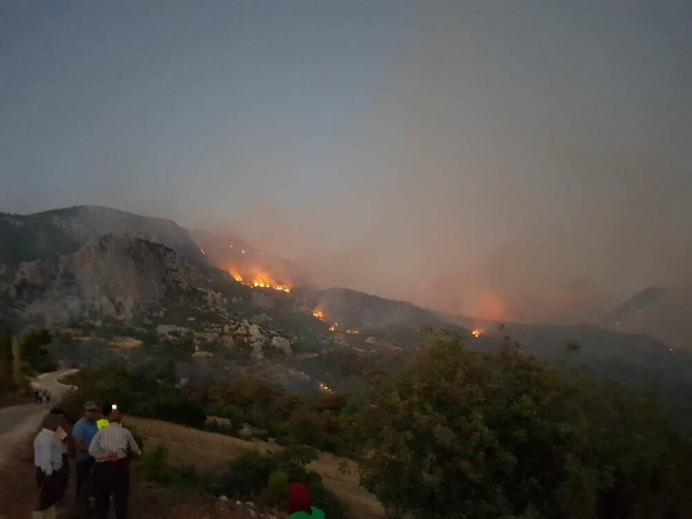 Akseki’de orman yangını devam ediyor