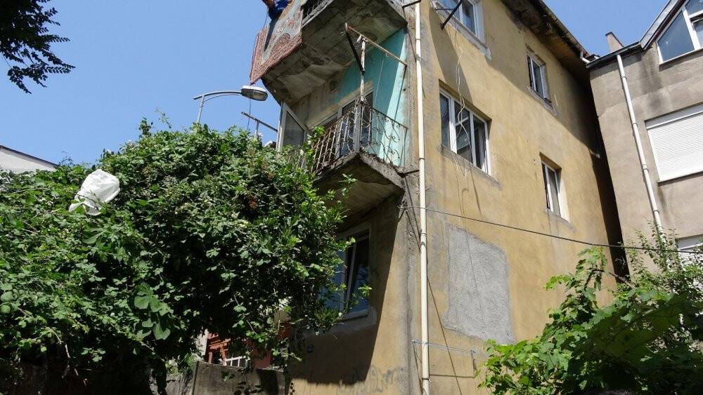 Balkondan atladı, “Ölmedim” diye bağırdı