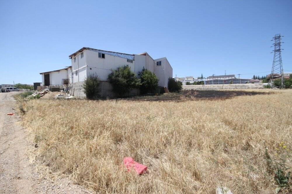 Konya'da ekili alanda çıkan yangın silah fabrikasına sıçramadan söndürüldü