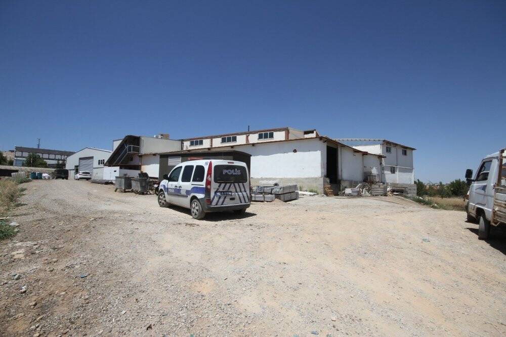 Konya'da ekili alanda çıkan yangın silah fabrikasına sıçramadan söndürüldü