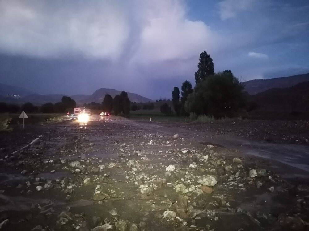 Sağanak yağış sele neden oldu, karayolu ulaşıma kapandı