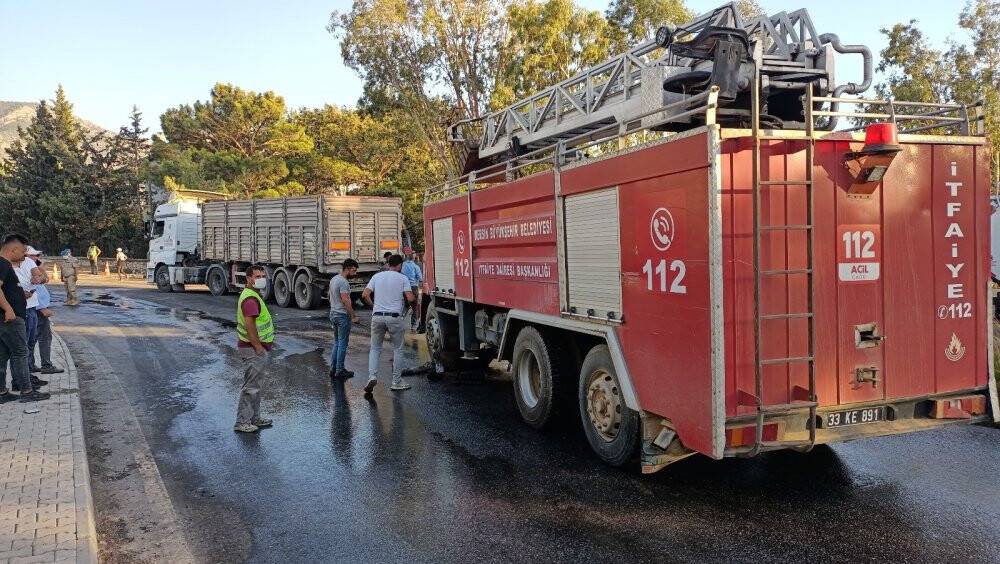 Yangın bölgesinde freni boşalan itfaiye aracı tıra çarptı, iki itfaiye eri yaralandı